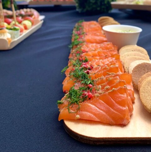 Planche de saumon gravlax